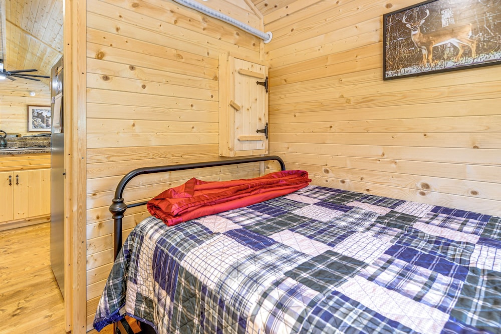11 Mi to Smoky Mtns: Dog-friendly Sevierville Home