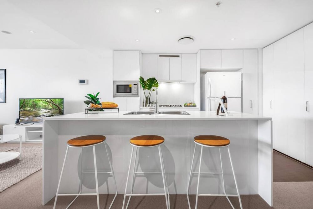 2BR Luxury Skytower -cbd -pool -gym -netflix view 2