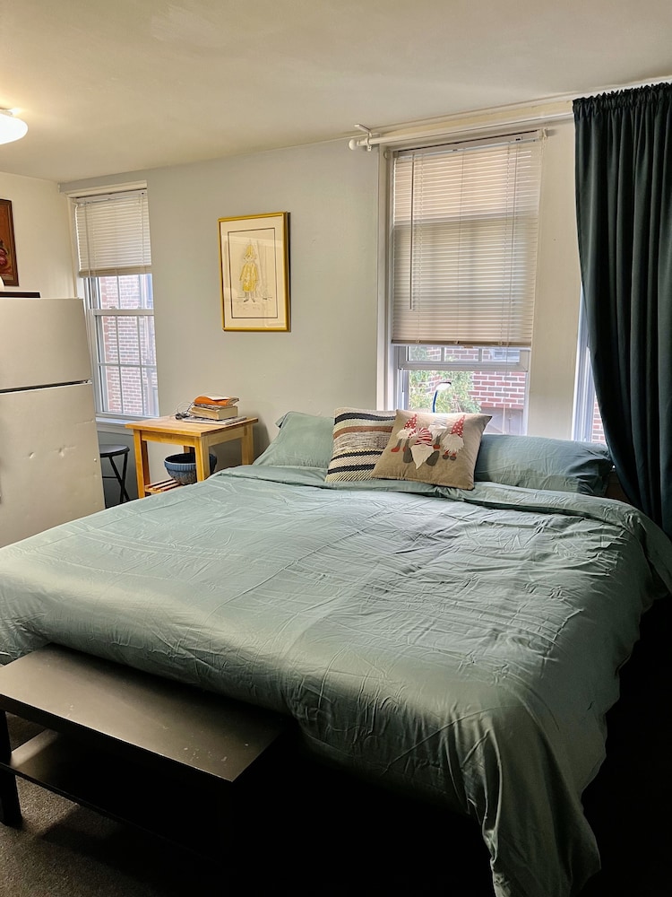 Cozy Upenn Studio + Street Parking Apts by Redawning view 2