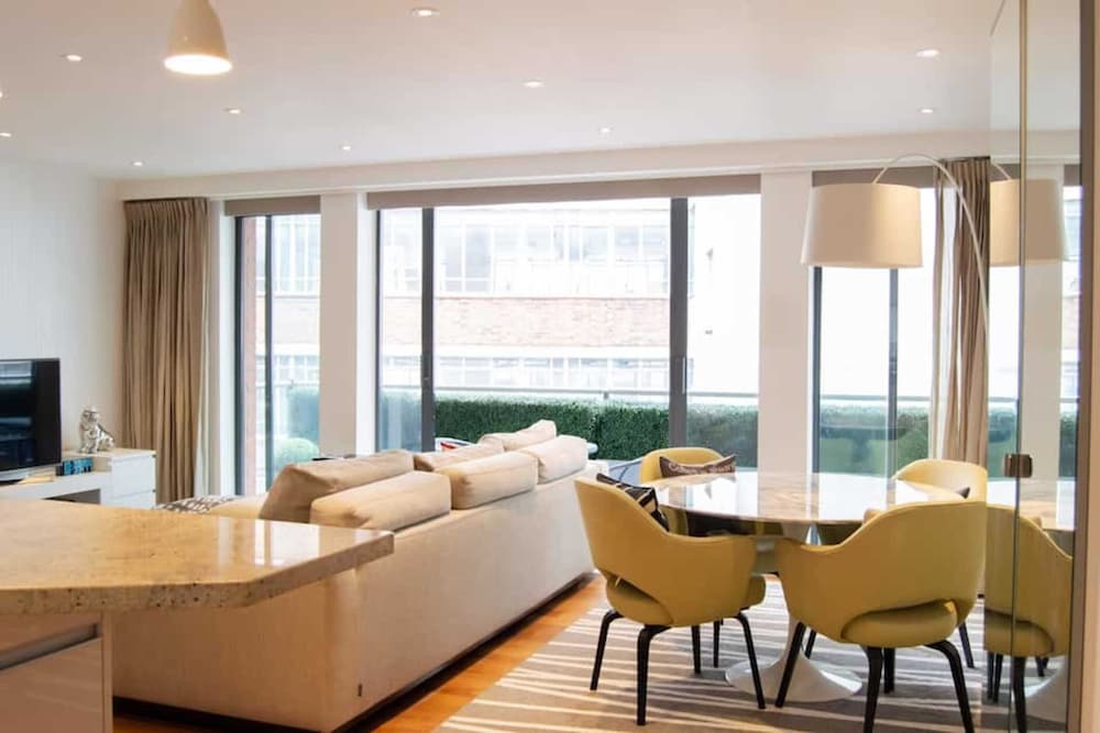 Modern 2 Bedroom With Balcony Near Oxford Street