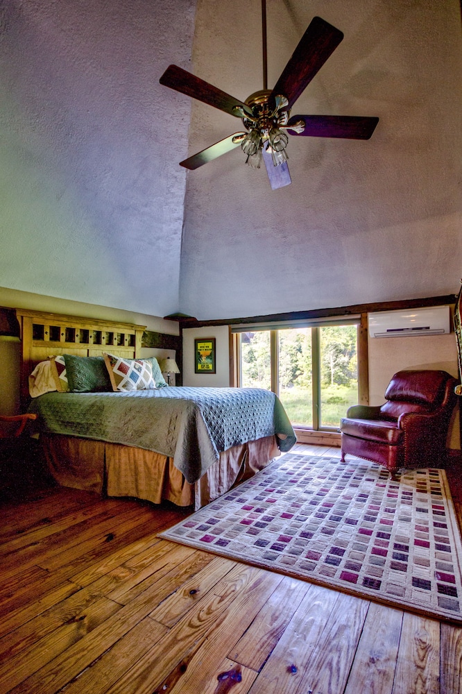 Saint Huberts Lodge