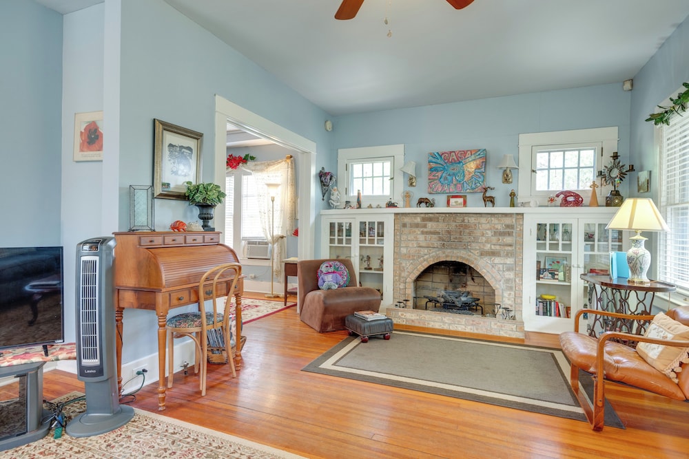 Charming Canyon Lake Cottage w/ Pool BBQ Pit! - Property Image 36