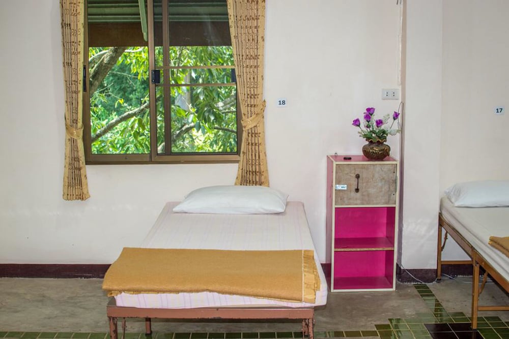 Bed & Sleeping Area