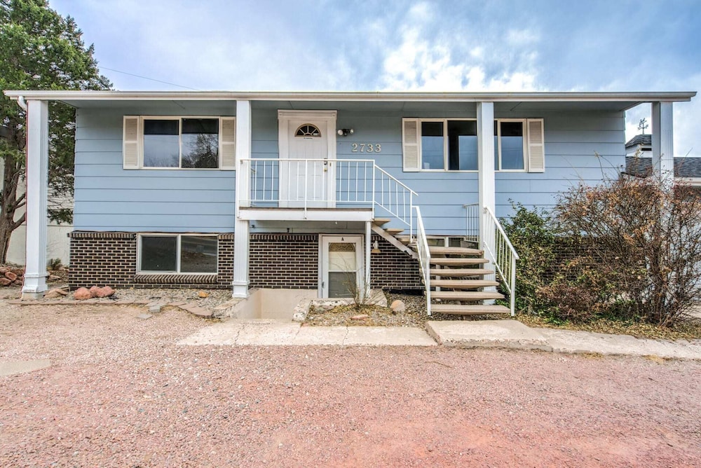 2brclose To Hiking & Garden of Godsbose Surround Sound Pet-friendly view 5