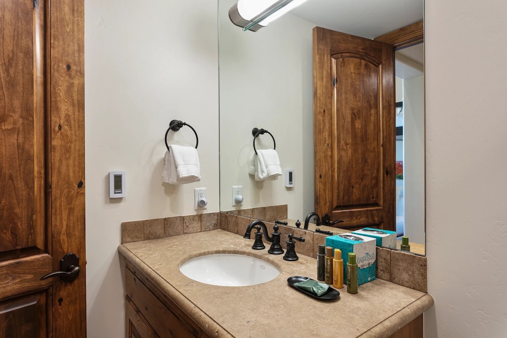 Grand Lodge - Four Bedroom #302 - Ski-in/ski-out 4 Condo
