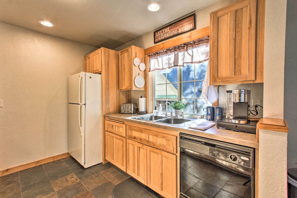 Klamath Falls Cabin Retreat w/ Deck & Grill! view 3