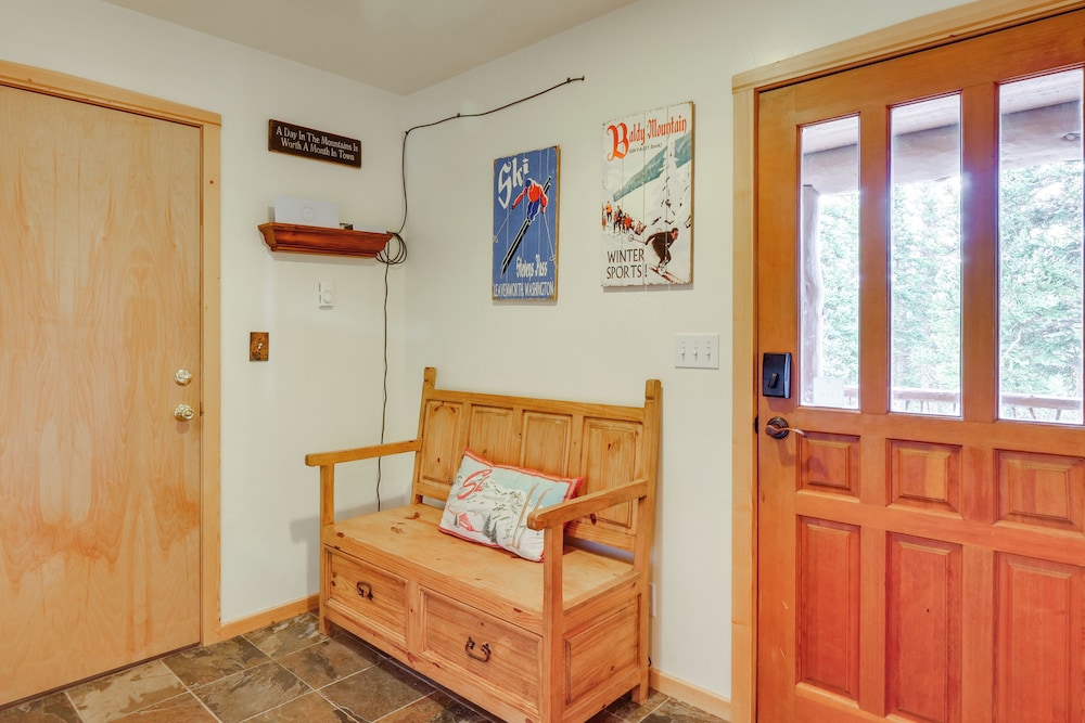 Hot Tub + Game Room: Fairplay Cabin Near Hiking