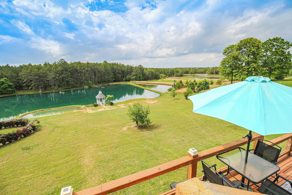 Near Fall Foliage: Retreat w/ Hot Tub in Alabama view 2