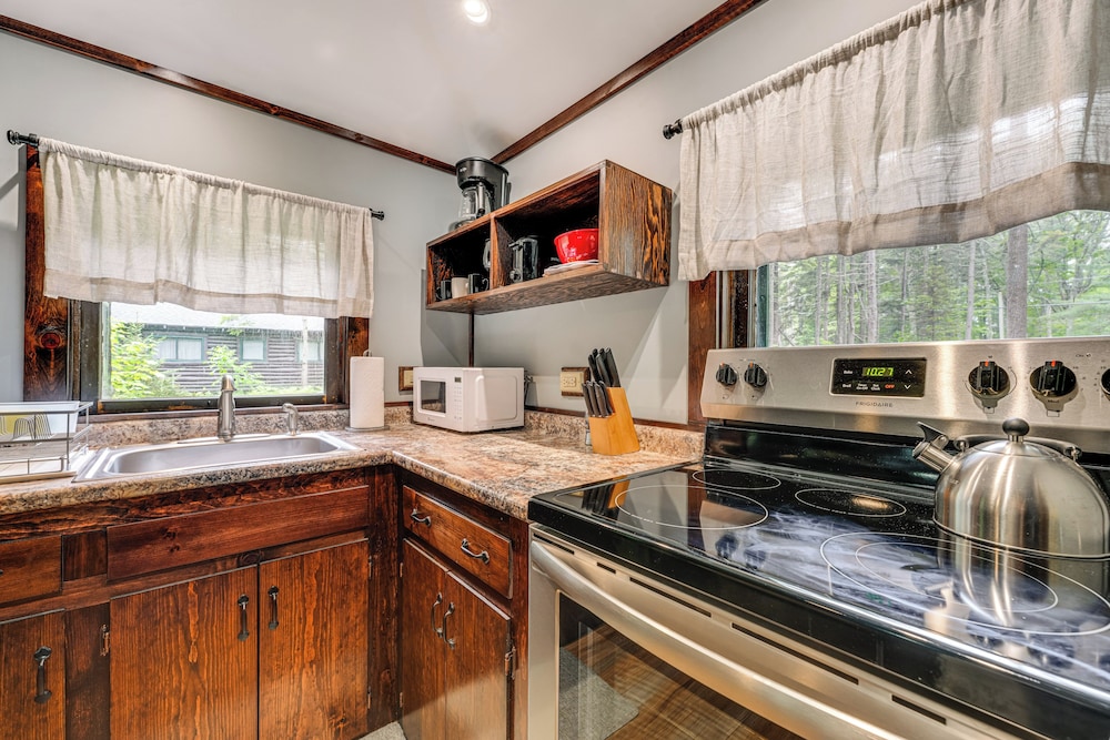 Walk to Barrett's Park: Wooded Cabin w/ Grill!