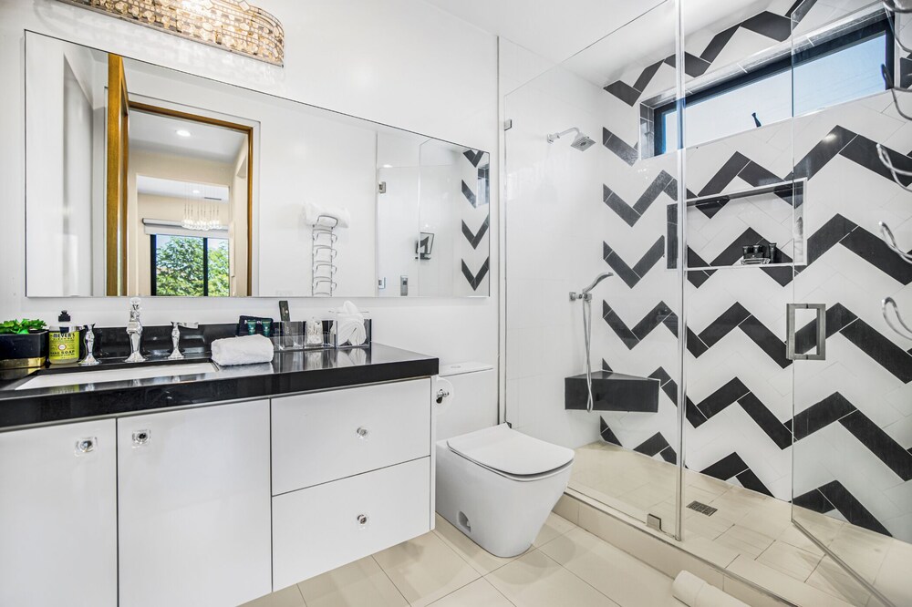 Louise Modern - Luxury Smart Estate in Encino w/ Pool, Gym & Spa