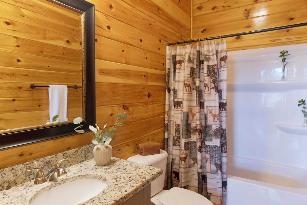 100 Guests Blackthorn: Sister Smokies Homes Luxury Mountain Retreat