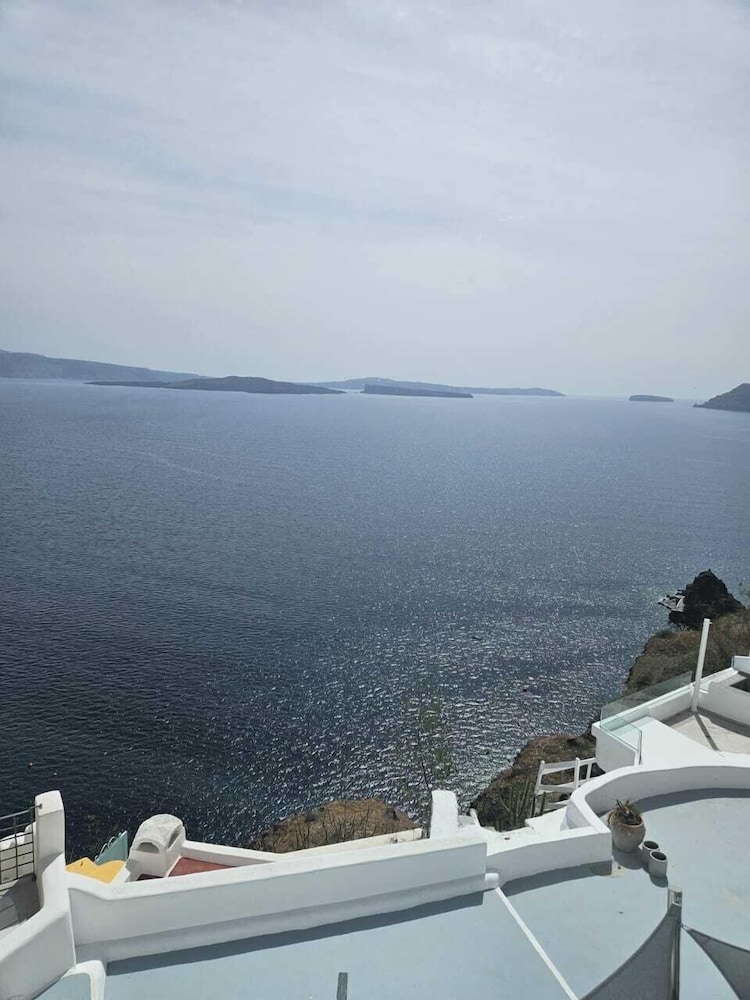 Phaos Oia Suites