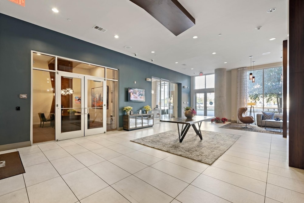 Bright and Airy Condo With Fast Wifi Gym Pool Parking Included