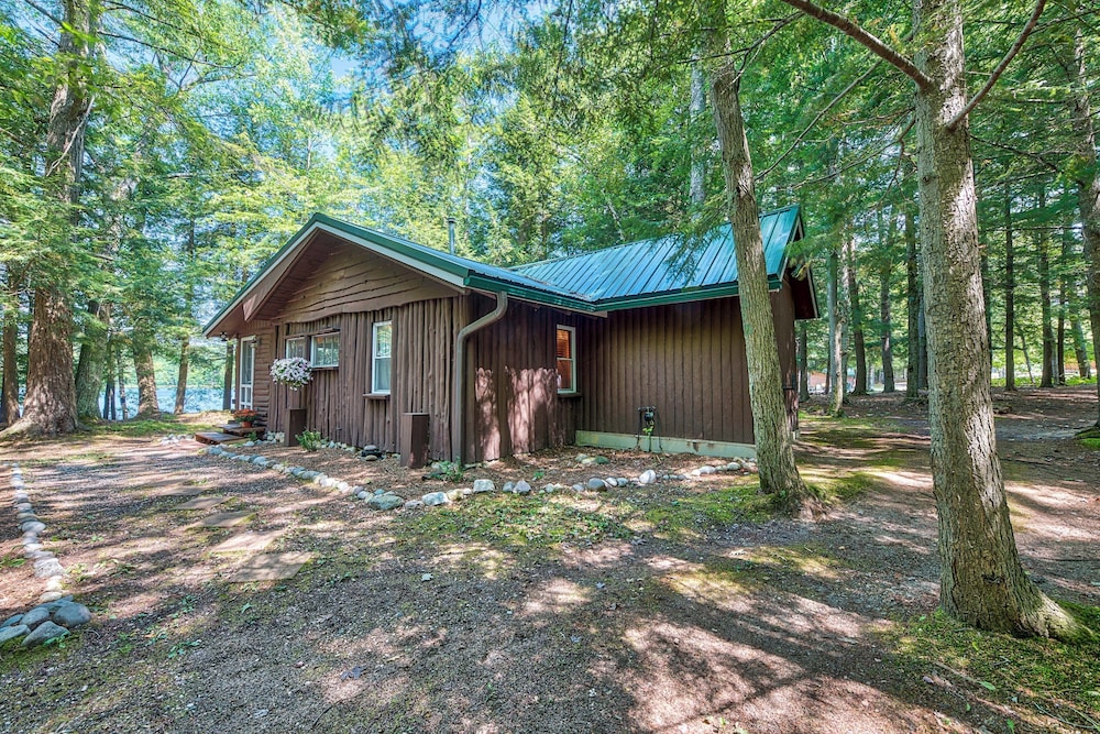Steps to Lakefront: Dog-friendly Cabin in Levering