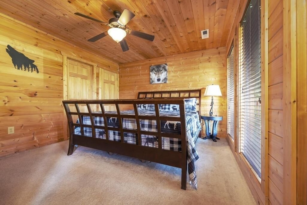 Valley View-tiful - 5 Bedrooms, 5 Baths, Sleeps 18 Home by RedAwning