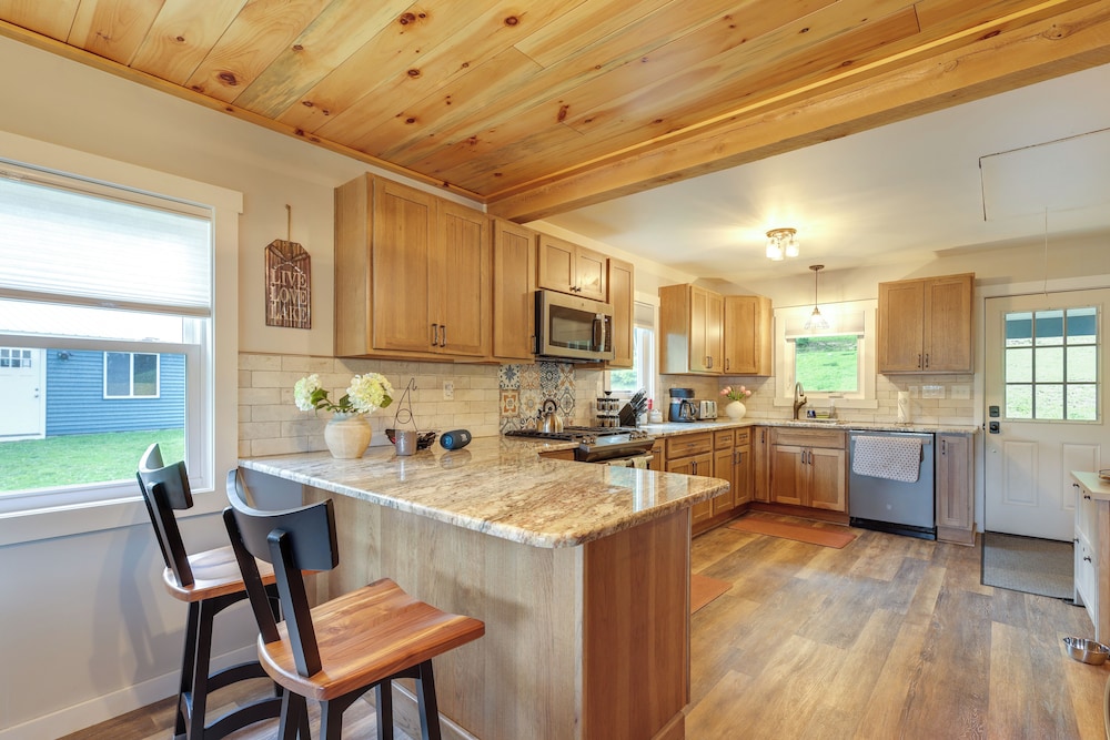 Game Room, Patio & Stunning Views: Lakefront Home!