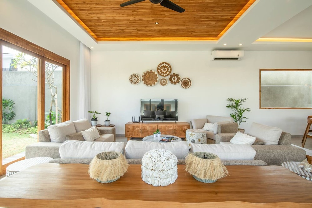 Breeze Opulent 6 BR in With Ocean View 5 Mins to Savaya
