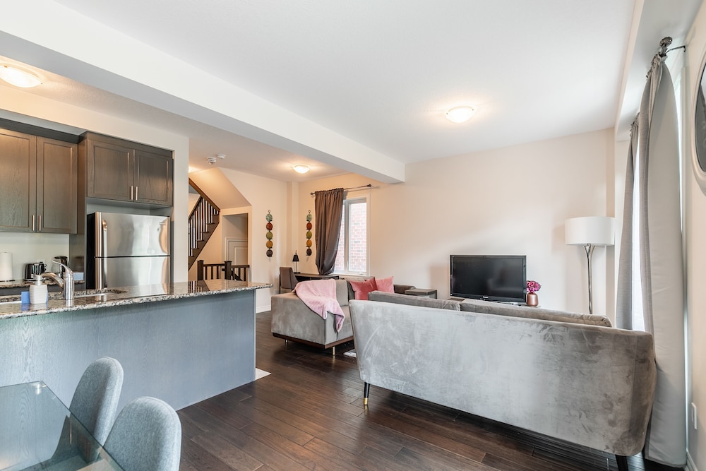 Modern 3BR 2BA Townhome in Lakeshore