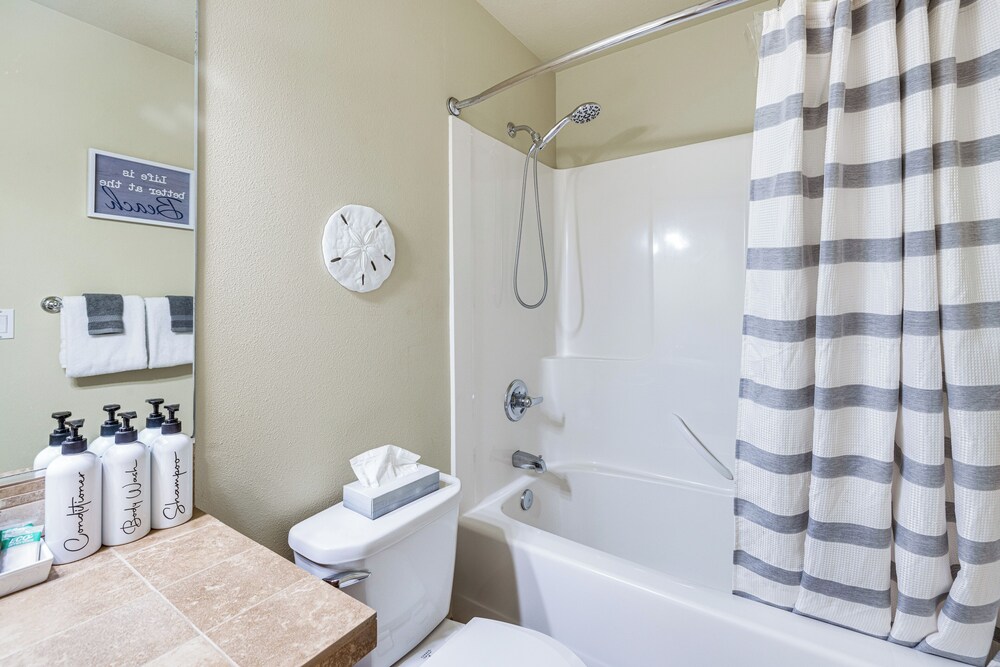 Walk to Lincoln City Beach: Townhome w/ Balconies!