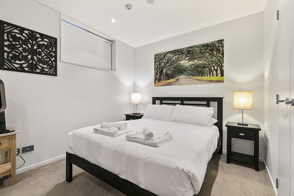 Chic 2BR Pool & Gym - Steps to Ponsonby view 3