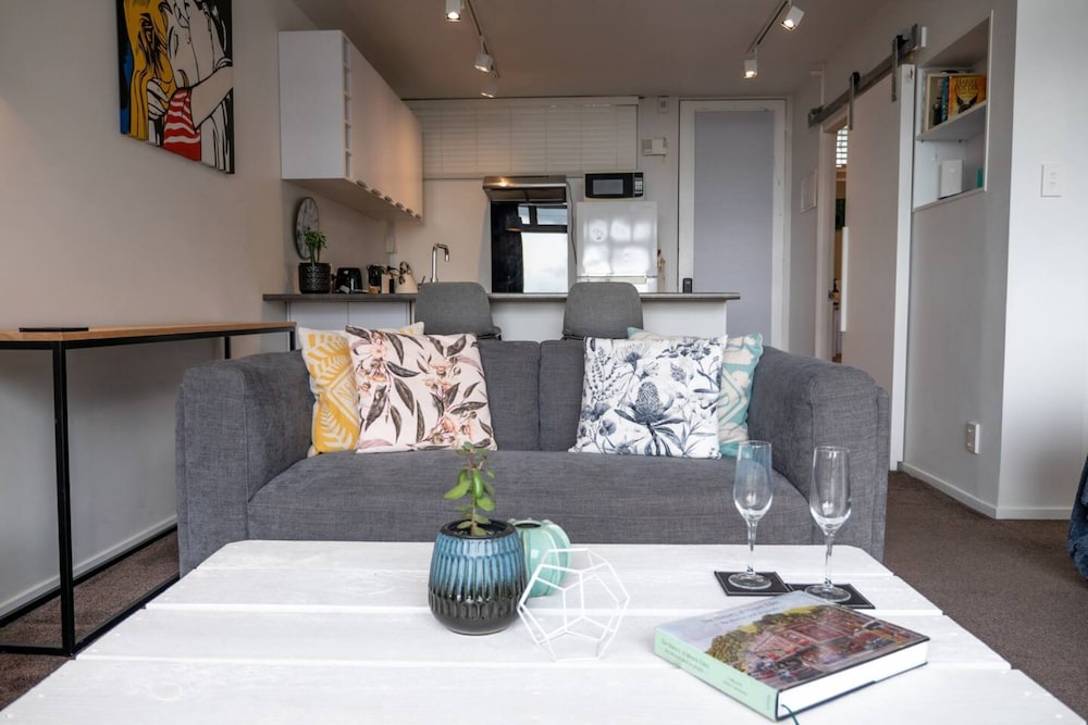 Centrally Located Light-filled Studio w/ Parking view 3