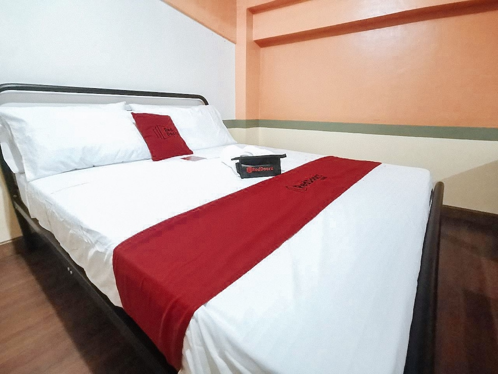 RedDoorz near SGM Condotel Villa Beach Iloilo view 3