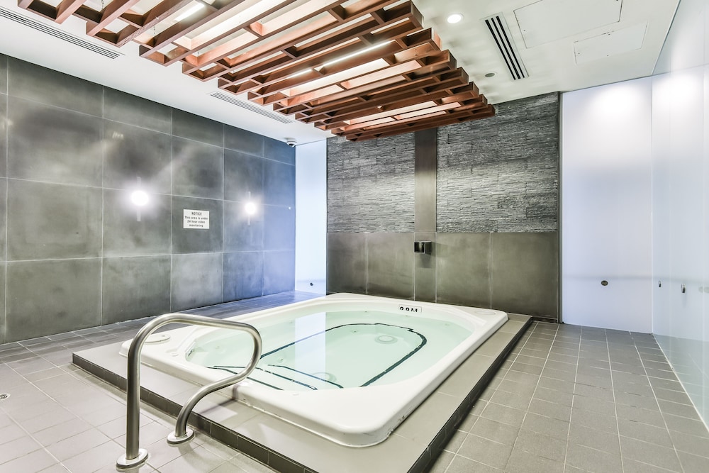 Front Street Luxury Condos - Image 3