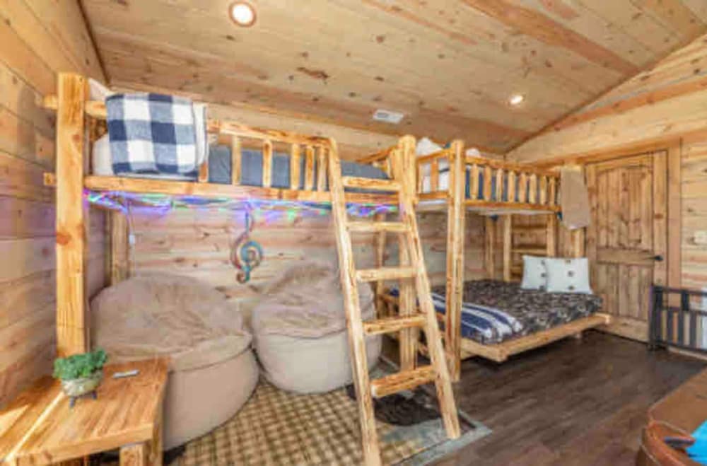 Lux Cabin Smoky Mtn View Dog Friendly Hot Tub