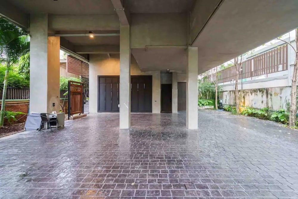 Luxury Pool Villa With Jacuzzi & Lift by Thonglor