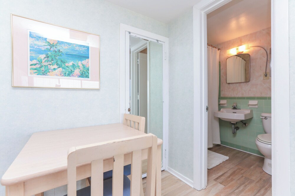 Exclusive Beach Access: VA Beach Studio Condo!