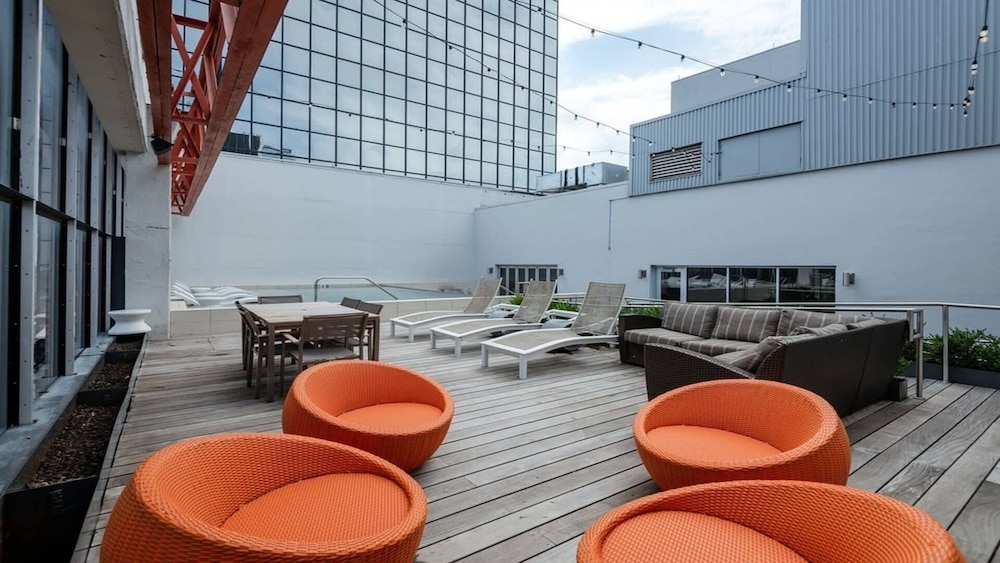 18th FL Stylish CozySuites w/ roof pool, gym #5