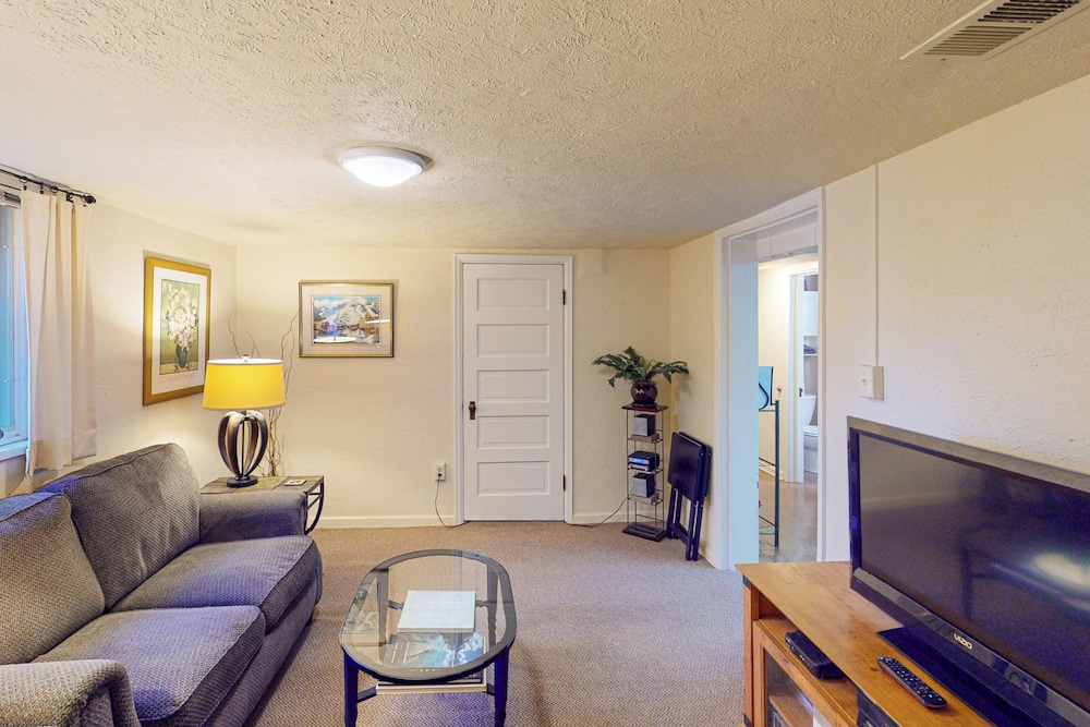 Elati Guesthouse: Walkable Home in Arts District