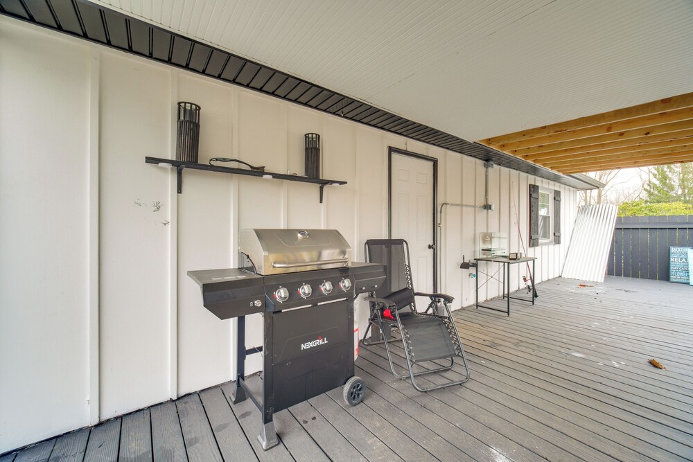 Walk to Marina: Home w/ Hot Tub in Mentor!