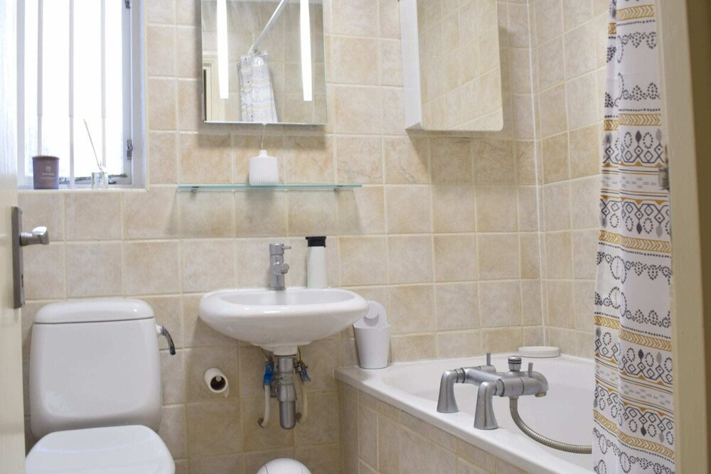 Charming 2 Bedroom Home 3 Near Arsenal Station