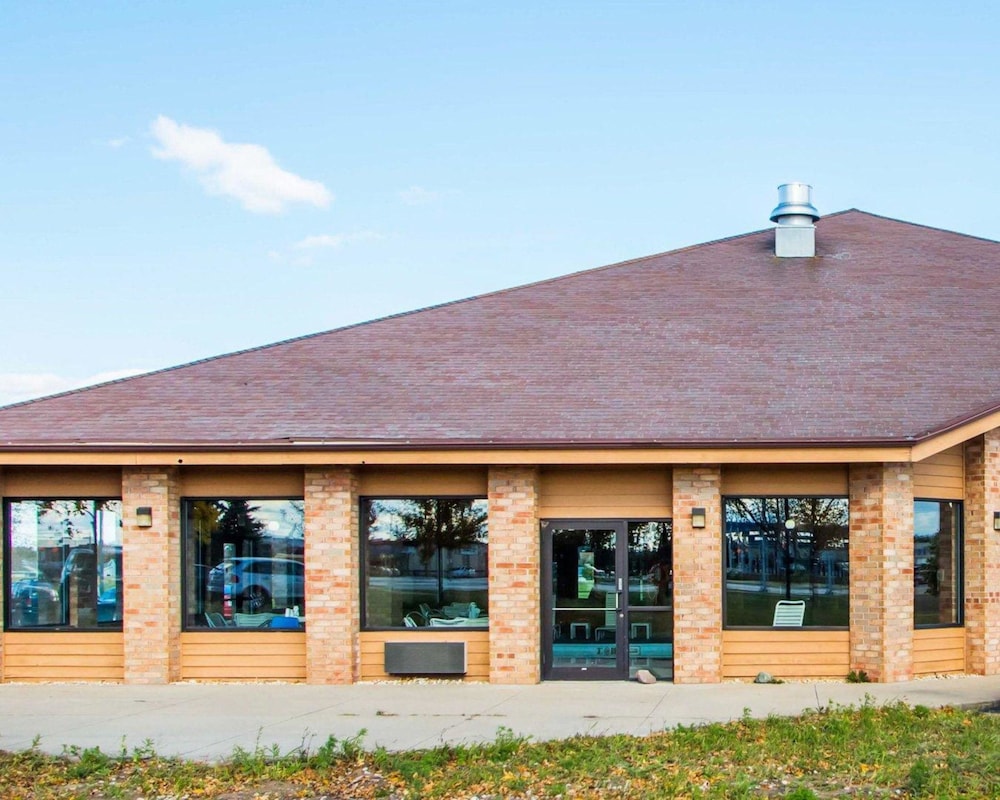 Hotel Quality Inn & Suites - Image 1