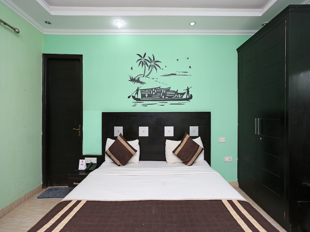 OYO 6895 Hotel Cybercity Rooms & Suites