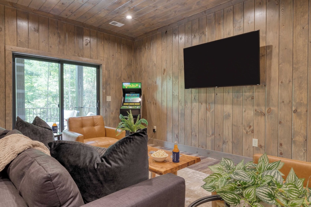 Luxe Cabin w/ Hot Tub, Views & Game Room Sleeps 10 Do Good Holler by Avantstay