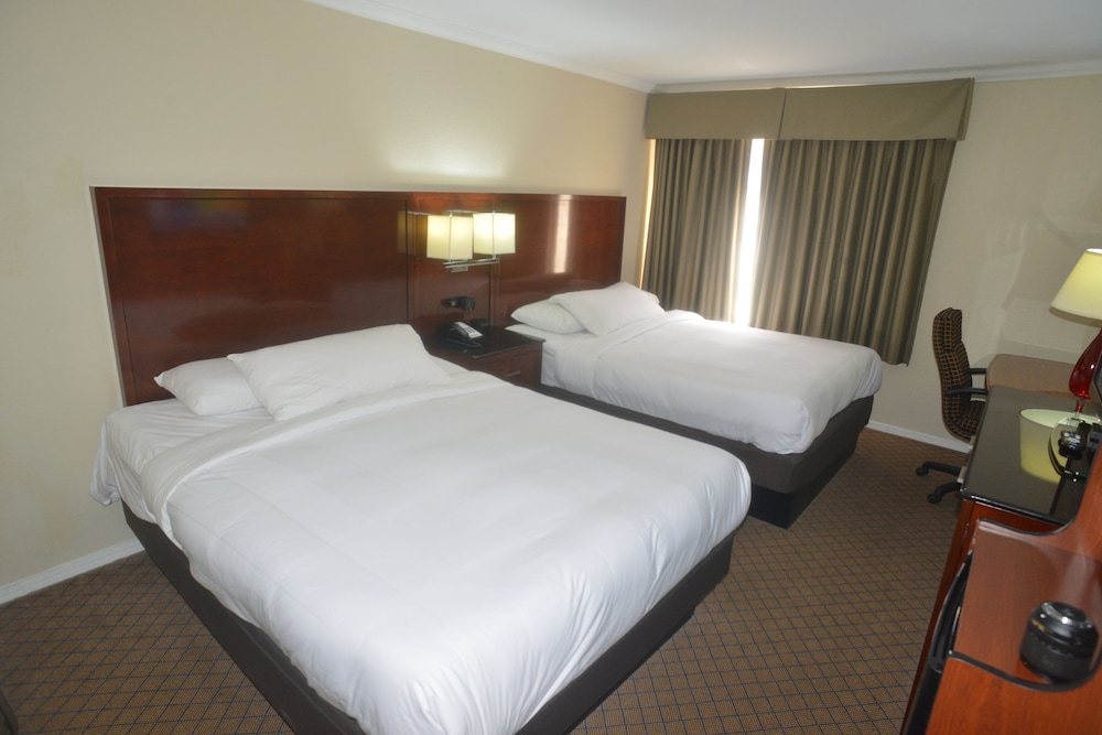 Hometown Inn & Suites