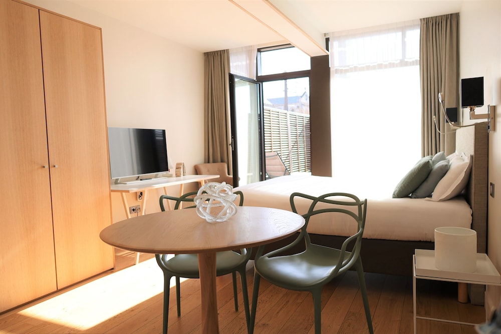 LES SUITES DU PORT by Le Saint Ferdinand