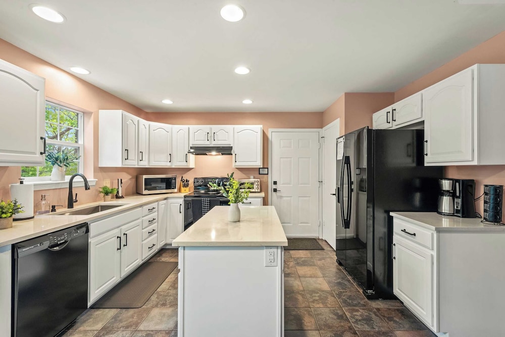 Lakeview Retreat w/ Kayaks, Game Room, Firepits Gated Community w/ Lake + Beach Access