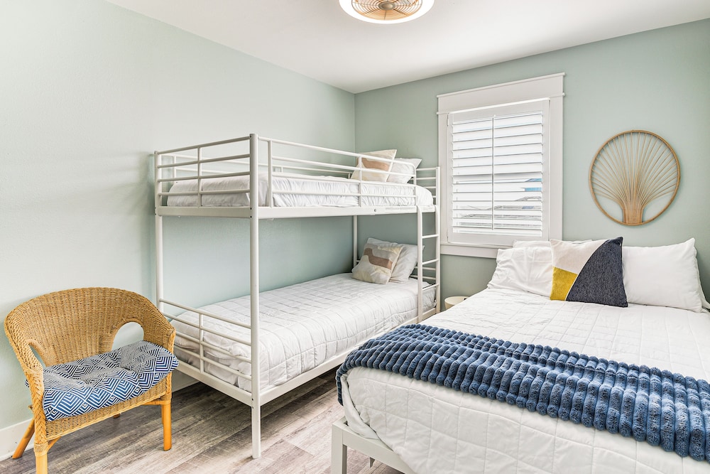 Modern Coastal Farmhouse: Walk to Surfside Beach!