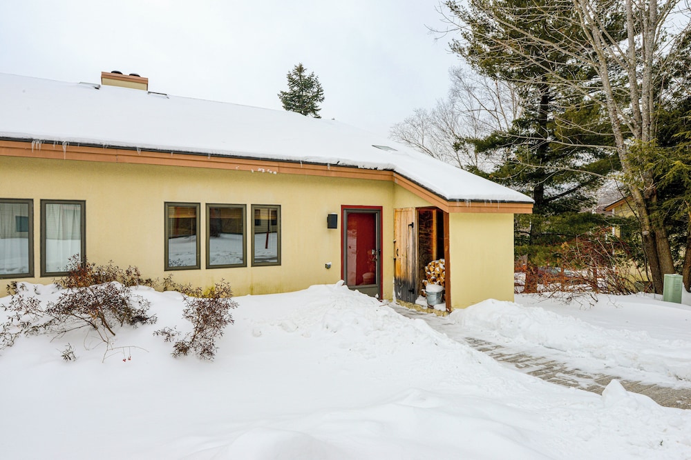 < 1 Mi to Mt Snow: Charming Condo w/ Fireplace