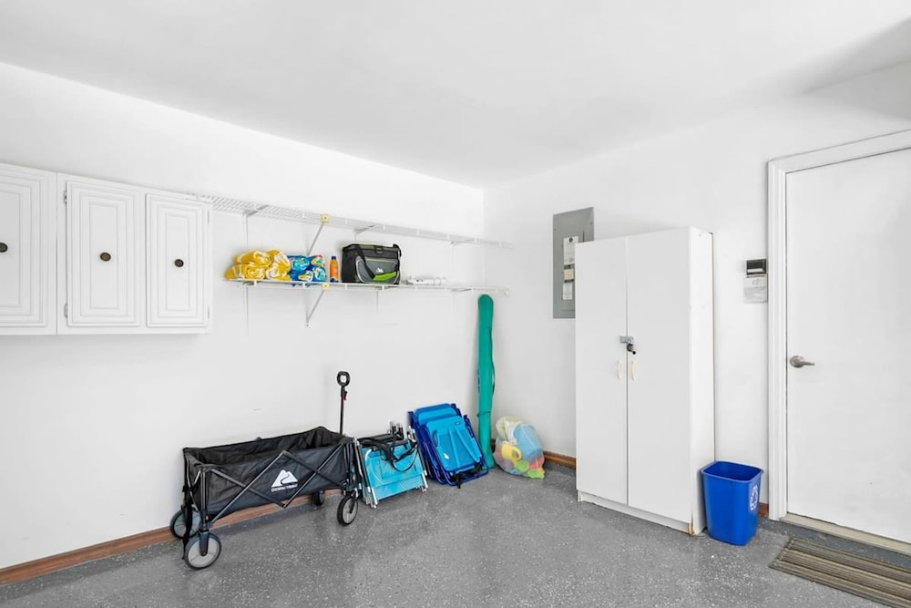 Walk to Beach BBQ Screened Patio Beach Gear