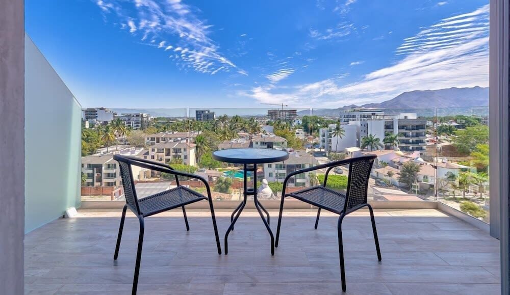 1BR Apartment - Private Balcony - Pool - Gym
