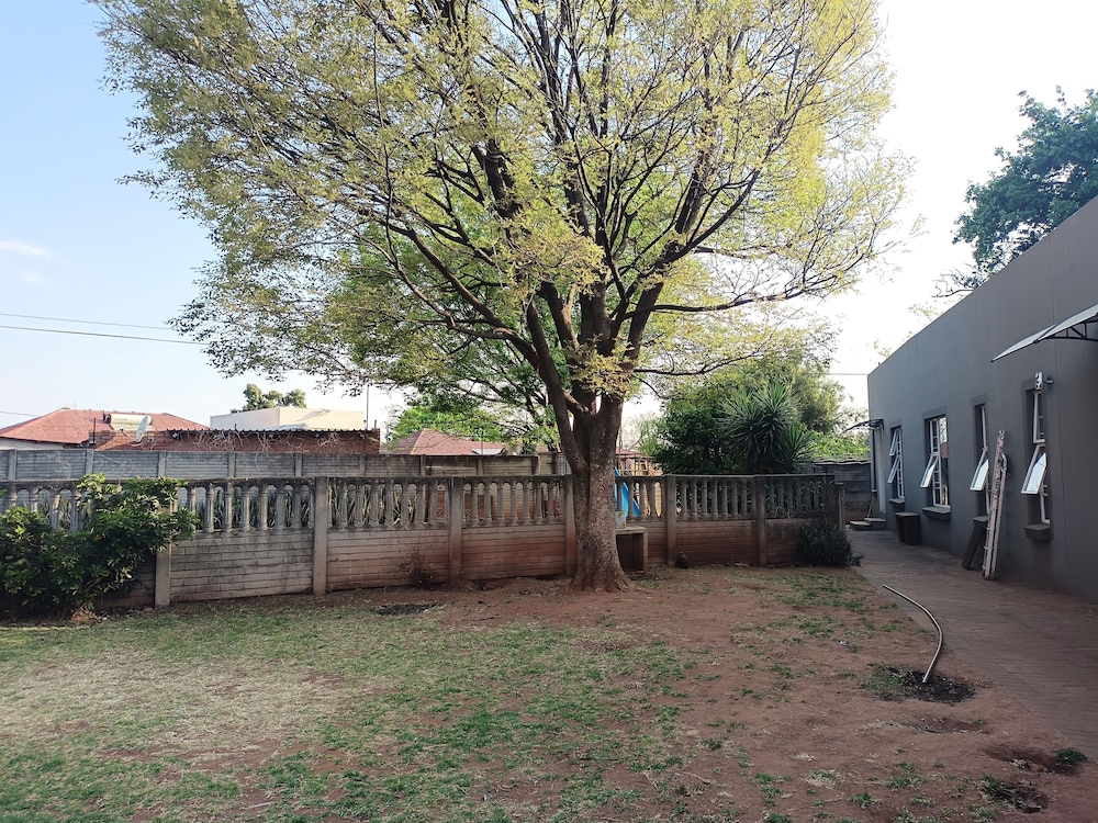JM TOURS & SAFARIS GUESTHOUSE