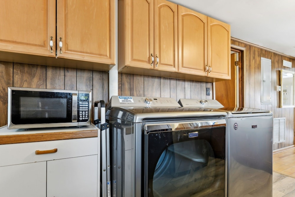 124 S Fletcher - Upstairs 2 Bedroom Duplex
