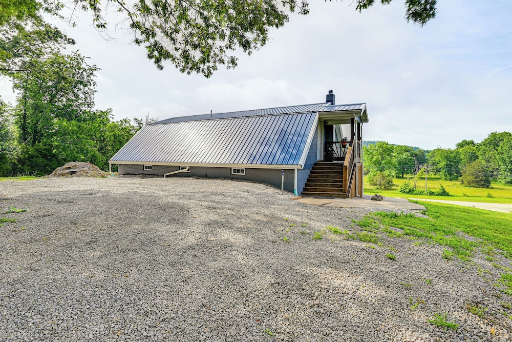 6 Mi to Lake Liberty: Pet-friendly Home w/ Yard