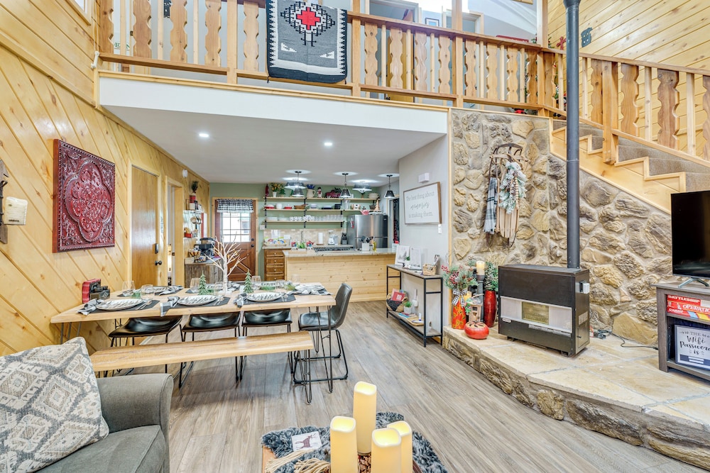 < 1 Mi to Skiing: Family-friendly Red River Haven