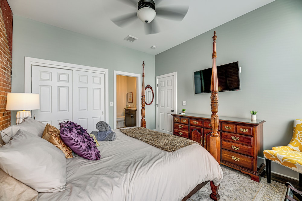 Luxurious 'litfin Loft' - Walk to Main St Akron