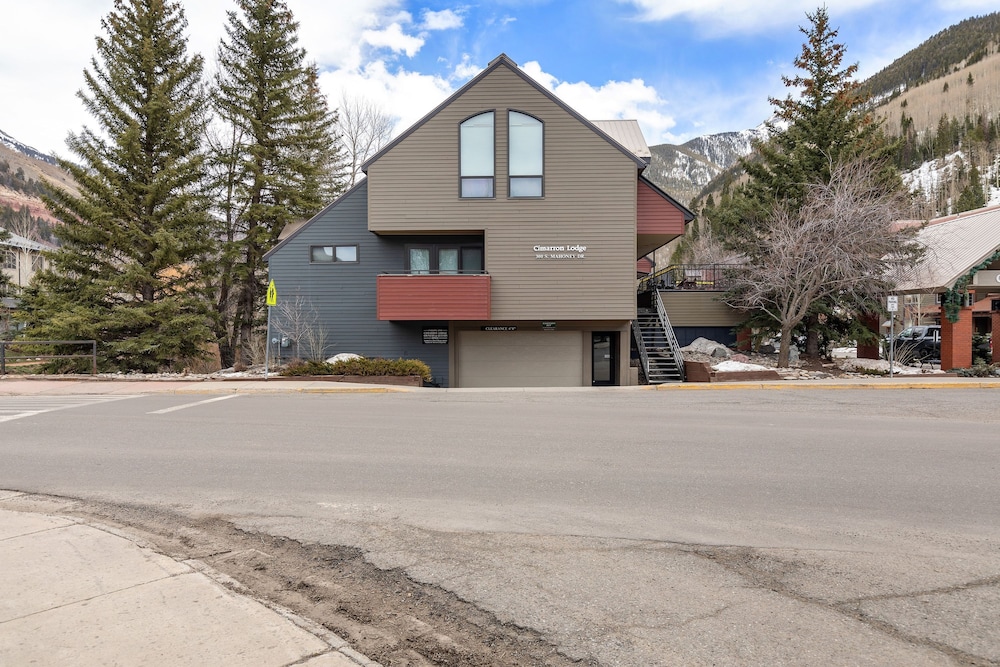 Cimarron Lodge 14 by Avantstay Ski-in Ski-out Property in Complex w Two Hot Tubs Permit 3601